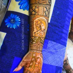 This full-arm design combines a portrait of Lord Krishna with a depiction of a bride and groom. It's a beautiful way to weave together the spiritual and the personal aspects of a wedding celebration.