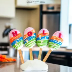 Taking the festival of colors to the next level with these Holi-themed cakesicles. Each one is a colorful, delicious pop of cake, perfect for sharing and celebrating.