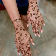 This delicate floral vine design is a wonderful choice for a modern and elegant touch. It's a popular option for receptions, sangeets, and other pre-wedding events.