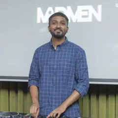 Here I am at Indiranagar Social, with my "MadMen" logo on the screen behind me. I had a great time playing a mix of commercial, old-skool, and hip-hop tracks for the Friday night party crowd.