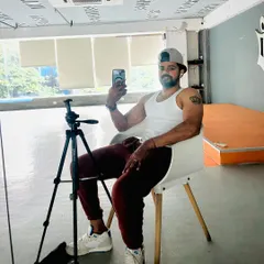 This is my simple command center for online personal training. From here, I connect with clients for 1-on-1 virtual fitness coaching, ensuring I can see your form clearly and provide real-time feedback.