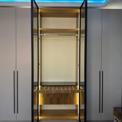 For this wardrobe, I created a central open-and-lit section with glass doors. It's perfect for displaying bags or accessories, with vertical LED strips to highlight the items.