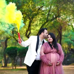 Let's add a pop of color! Using a smoke bomb during an outdoor couple shoot creates a dynamic and celebratory atmosphere, making your photos fun and memorable.