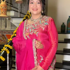 The complete look for this Mata ki Chowki is all about a natural, happy glow. The soft makeup ensures she looks festive yet feels comfortable throughout the event.