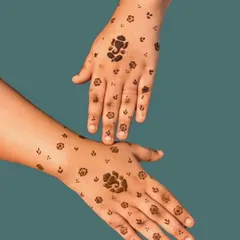Minimalist mehndi is perfect for guests, kids, or anyone wanting a subtle touch of henna. This simple booti (small motif) design features a central Ganesh figure surrounded by tiny flowers.