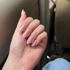 A perfect example of the trendy glazed donut look, these almond-shaped gel extensions have a pearlescent chrome finish for a clean, iridescent shine.