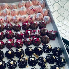 A look at my premium chocolate modaks all ready to be packed. I love how the different toppings like dried rose petals and nuts make them look so pretty. They are a total vibe and perfect for gifting! 💗