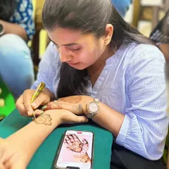 A glimpse into my one-on-one teaching sessions. I guide my students personally, using reference photos to teach them how to create detailed and accurate designs.