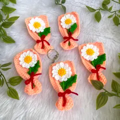 These mini daisy bouquet keychains are so sweet. The little flower is wrapped in a peach-colored holder, making it look like a real tiny bouquet.