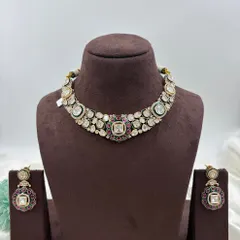 The full kundan choker set with matching earrings, displayed on a bust.