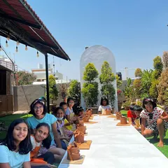Here's our outdoor setup for a terracotta hand-building session during a sunny summer camp day. Working with clay under the open sky is a fantastic sensory experience, and the kids absolutely love getting their hands dirty to sculpt their ideas.