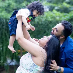 Lifting your little one up in the air always results in the biggest smiles. I encourage playful interactions like this during my outdoor shoots to get those genuinely happy family photos.