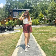 A styling dose for today: Always tuck in your t-shirt for a smart casual look. It's a simple trick that instantly makes your outfit look more put-together and defines your waist.