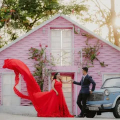 This red rose pre-wedding gown is a two-in-one outfit, giving you two distinct styles for the price of one. It’s perfect for creating a variety of looks during your photoshoot.