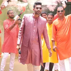 Chalo toh aise chalo ki har kadam par rang barse! Making a grand entrance surrounded by color and energy to kick off the wedding festivities on a high note.