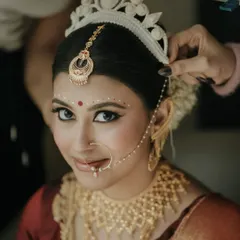 A beautiful, smiling portrait of Archita. Her happiness and confidence shine, bringing the entire traditional look to life.