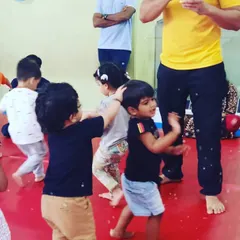 Even the youngest guests have a wonderful time. Here, toddlers are captivated by bubbles, a simple and magical activity that brings out so much happiness and excitement.