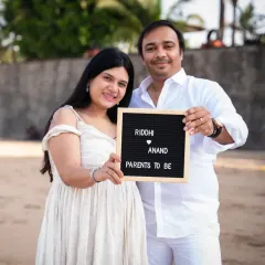 Using a letter board is a classic and clear way to announce "Parents to Be" during a beautiful beach photoshoot.