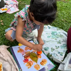 Using a simple stamp to create patterns with natural pigments. This activity helps develop fine motor skills while allowing children to experiment with colours made from the earth.