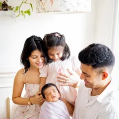 This black and white family portrait captures the pure, unadulterated love that fills the room when a new baby arrives. I focus on these real connections, creating timeless images for you to cherish as your family grows.