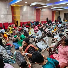 A wide view of the packed workshop with Ustad Shahid Parvez Khan. The energy in the room was incredible, with so many sitar players learning together under one roof.