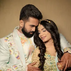 Here you can see our fresh flower shela paired with a beautiful pastel lehenga for a Haldi ceremony. The delicate net of flowers drapes beautifully and creates a stunning effect in photos.