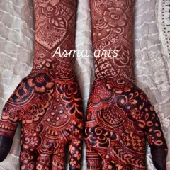 Another example of a stunningly dark henna stain. The contrast between the dark patterns and the skin makes the intricate design pop. This is the beautiful, bold result I always aim for.