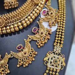 Unique caption for media id 16 describing the specific jewellery and look.