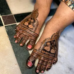 A unique and artistic design for the feet featuring two swans. This kind of symbolic and detailed work is perfect for a bride who wants her mehendi to tell a story.