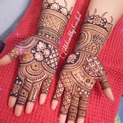 A beautiful, full-hand design for Karwa Chauth, with the husband's name 'Sushil' hidden on the fingers and a 'Happy Karwachauth' message.