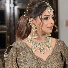This modern Kundan and pearl set is perfect for a reception or engagement. The rental includes a necklace, oversized jhumkas, and a delicate maang tikka.