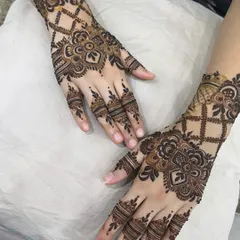 A gorgeous Arabic-style design with a focus on bold lines, floral motifs, and geometric grids, leaving elegant open spaces on the skin.