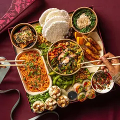 This is my Summer Special Asian Tapas Box, a chilled feast perfect for two or three people. It’s a refreshing collection of cold Sichuan noodles, a vibrant sushi bowl, mango avocado rice rolls, and other fresh summer hits.