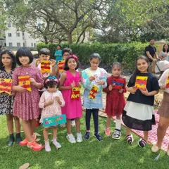 Look at this happy group proudly showing off their handmade banners! My DIY kits are perfect for parties, even outdoor ones, bringing everyone together for a creative celebration.