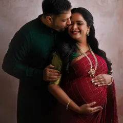 A tender kiss on the forehead, a shared smile. These are the moments of care and love that I live to capture during a traditional couple's maternity session.