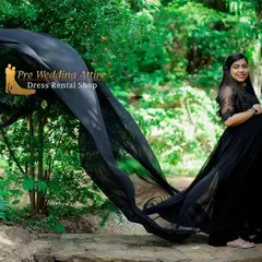For a chic and powerful look, our black flying tail gown is an excellent choice. The dark, flowing fabric provides a beautiful contrast against natural green backdrops, creating an elegant and memorable maternity portrait.