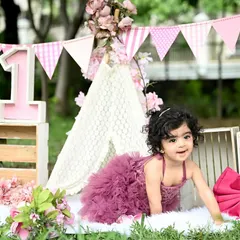 A dreamy outdoor photoshoot celebrating one year of life. This whimsical teepee setup in a beautiful park in Delhi NCR shows how we can take the magic outside for a natural, bohemian-style session.