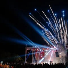 The concert-style Sangeet stage under a sky of fireworks. The design, inspired by Yayoi Kusama, featured a high-rise DJ booth and dramatic lighting to create an electrifying, larger-than-life atmosphere.