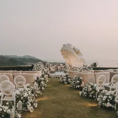 An ivory sundowner wedding in Goa, where the artistic, wave-like mandap backdrop was designed to echo the sea behind it. This is what we mean by designing with the destination in mind.