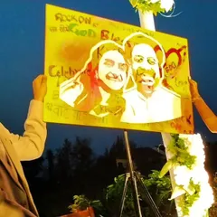 The big reveal. The couple holds up their Magic Portrait, and you can see their genuine surprise and happiness. The background is filled with the heartfelt messages and doodles from their loved ones.
