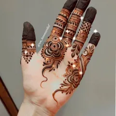 My favourite. This minimalist finger design is so elegant and chic. The sparkle effect just adds to the magic.