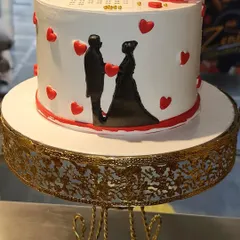 Celebrate your love story with this custom anniversary cake. It features a calendar marking the special day, romantic silhouettes, and a heart-themed design.