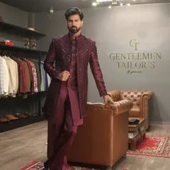 The structured silhouette of our embroidered long jacket, shown here from the side. This angle highlights the precise fit and the way the garment drapes, ensuring a powerful and elegant presence.