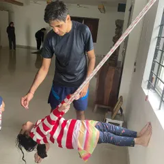 I believe in guiding each child with gentle support. Here, we are using ropes not for advanced poses, but to build trust and explore movement in a playful, safe way. It’s about discovering strength with a sense of fun.