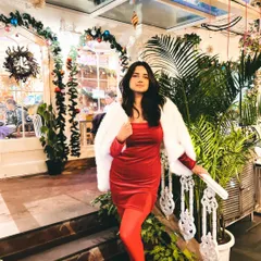 The full Christmas outfit at the beautifully decorated Diggin cafe. The red dress and white fur jacket combination felt so festive and perfect for the holiday season.