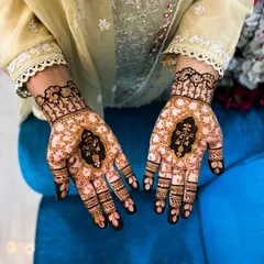 An aesthetic and intricate design for the groom's sisters, featuring a bold central motif with delicate surrounding patterns.