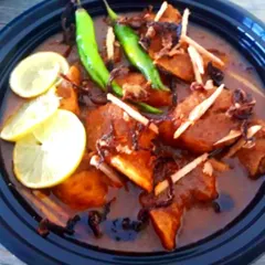 My vegan version of Nihari, a slow-cooked stew traditionally made with meat. I use soya chaap to replicate the texture, simmered in a rich, aromatic gravy with classic garnishes.