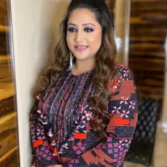 I love playing with color, and this vibrant purple smokey eye is perfect for a birthday party or sangeet. It adds a fun yet glamorous touch, ensuring you stand out in the best way.