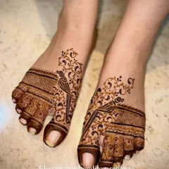 Simplicity with a touch of elegance. This minimal leg design features parrots on a vine, perfect for a bride who wants something unique and delicate.