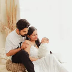 A bright and beautiful family portrait that feels natural and full of light. We guide you into comfortable poses that let your love for your new baby shine through, creating a memory of your first days as a new family.